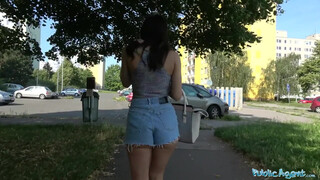 Public Agent Nails Sexy Italian Bombshell Outdoors