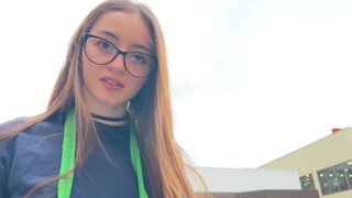 A kávézó lánya szopja a golyóimat az autóban