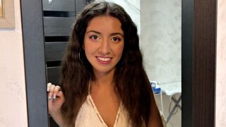 A szomszéd tinilány betört hozzám, levette a bugyiját és felkínálta nekem forró punciját