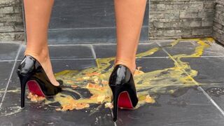 Lábimádott tini kislány magas sarkúban, izgató ASMR hangokkal