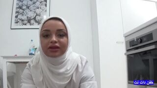 Arab MILF hívja a mostohafia barátját kemény dugásra, amíg az apuka dolgozik
