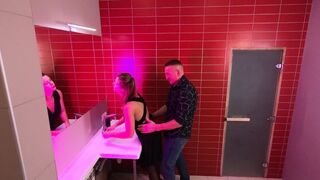 Valódi szex a nightclubban, nyilvános WC-ben éjszaka
