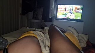 Apukám jó éjt kívánni jön a szobámba, miközben mélyen tolja be a feszes seggembe