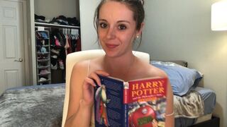 Hisztérikus Harry Potter olvasás remegő protéziseken ülve