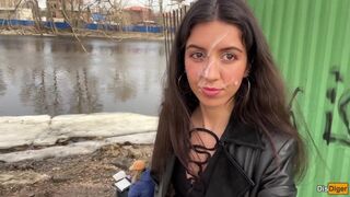 Spermafriss lány sétál a parkban forró permettel az arcán