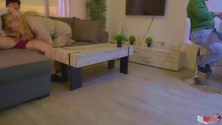Mostohaanya szopja a mostohafia farkát, miközben titokban megdugja a férje mögött