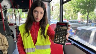 A buszsofőr elkapt a becsapott utasokat és meghágta őt ízeivel a spermafröccsenésben