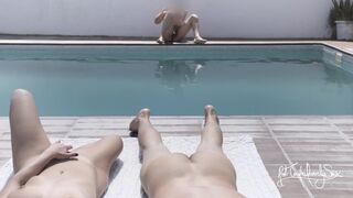 Villantás és fröcskölés egy idegennek a nudista resortban!