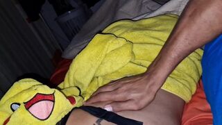 Apukám hamarosan az ágyamba jön és keményen megdurrantja a kis puncimat