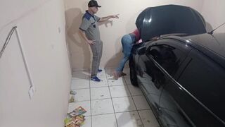 Forró fiatal csaj a szerelőnél dugja a melóst