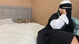Arab feleség telefonál és simogatja a punciját orgazmusig