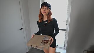 Szexi iskolás futár megette a pizzámat, én meg meghúztam a szűk puncáját