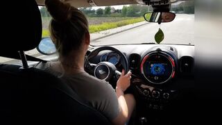 Forró feleség szopja a lạgot a kocsiban nyilvános utcán