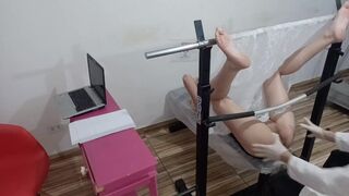 Vörös tini amatőr kitárul a perverz nőgyógyász előtt