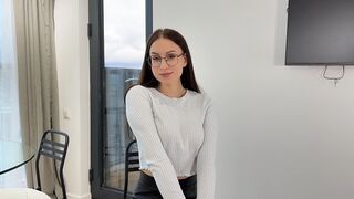 Szenvedélyes Ava keményen dolgozik az állásért és betölti a száját