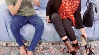 Forró MILF vadul lovagol egy idegen farkát, miközben a férje telefonját bámulja