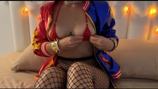 UFO szexeli át a dögös Harley Quinn-t piros mikró bikini-ben minden lyukban
