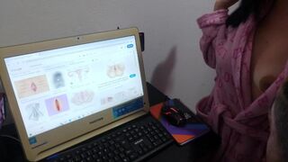 Anatómia óra és vadul izgató szex egy dögös természetes mellű mostohaanyával