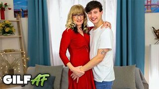 Mature Ella Black szélesre tárja magát a mostohafiának a Nookies csatornán