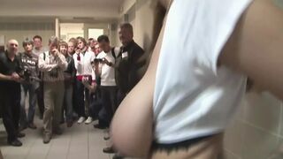 Dominno térden, mélyen nyelvelve, BDSM-ben csábítja magához Kamil Kleint