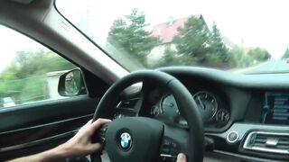 Az izmos testépítő durván keféli a szőke MILF-et és a tüzes latin nőt