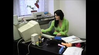 Karma Rosenberg és Meri vad leszbikus análja nagy farokkal és cumizással retro pornó stílusban