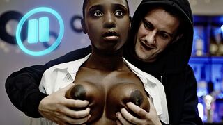 Freeze Exclusive: Sötét bőrű bombázó dús feneke tömve burgerrel – interracial időstopos fétis kaland