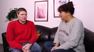 Vörös hajú milf mohón szopja a farkát hatalmas melleivel, aztán hagyja, hogy keményen megdugják őt