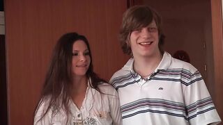Jessica Fiorentino és Kristine Crystal mohón nyeldesik a vastag farkat szőrös puncijukkal fűszerezett hármasban