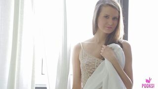 Forró tini ujjazza Mafer H nedves rózsaszín punciját Pooksi csatornán