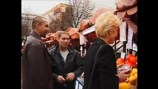 Sandra Russo, Jessica Fiorentino és Gina Blonde mohón szopják és lovagolják Robert Rosenberg vastag farkát szájjal, puncijjal és valagukkal