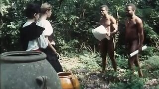 Medieval erdőbuli, ahol fekete-fehér résztvevők farkukkal és vad szopással dobják fel a hangulatot