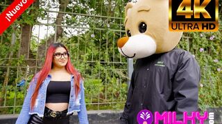 Vörös latin tinilány mély torokkal az utcán a Milky Bear-rel