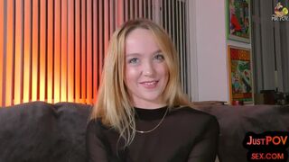 Vadszőke csajos nagy feneke élvezi a közelről mutatott, vad dugást Mr POV-nál a lábshow után