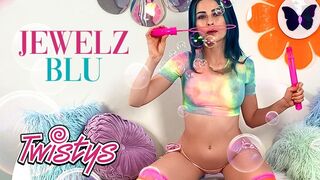 Twistys dögös sztárja Jewelz Blu, hatalmas melleit felkínálva, vadul izgatta magát a kamerák előtt egy vastag műfasszal