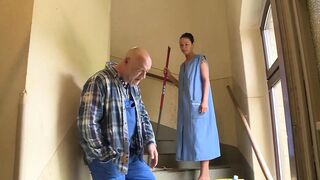 Tetovált lányok mohó szájjal és nedves punciikkal édesgetik a vastag farkakat