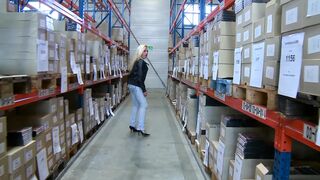 MILF Mandy Bright és Antynia Rouge édes ajkakkal élvezi ki Titus Steel kemény örömét