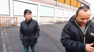 MILF nyalja a vastag farkát kocsiban, melleivel dörzsölve, miközben ujjai mélyen benne járnak