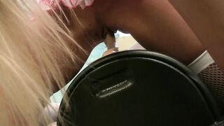 Barbie Sinclair a szőke feleség otthoni lovaglása egy hatalmas műfasszalBarbie Sinclair a szőke feleség otthon heves lovaglása egy óriási műfasszal
