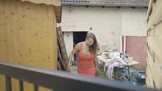 Dús keblű érett nő piros ruhában befogadja a tetovált pasi vastag farkát a fenekébe és a szájába