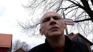 Duzzadó, szőke milf vadul szív és nyeli mélyen a kanapén