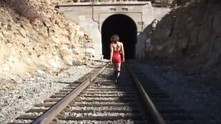 Amber Rayne sovány teste hármas óriásfasszal szívathatja magát és vehet a seggébe