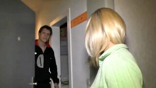 Szöszke tetkós Sonja édesen szopkodva keményen baszik a kanapén otthon