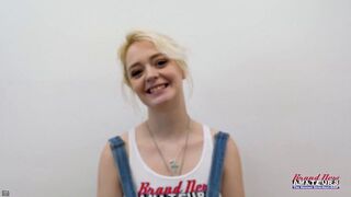 Blonde bombázó Annie Archer vadul szopja és lenyeli a faszt a vadonatúj amatőr videón