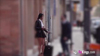 Rebeka vadászik a pasikra az utcán, mint egy elveszett turista – FaKings csatorna