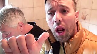Titus Steel farkát szopja egy szőke, óriás mellű érett nő az amatőr felvételen