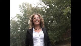 Leszbikus lányok gyönyörködnek két szőrös puncijával Alessia Donatival